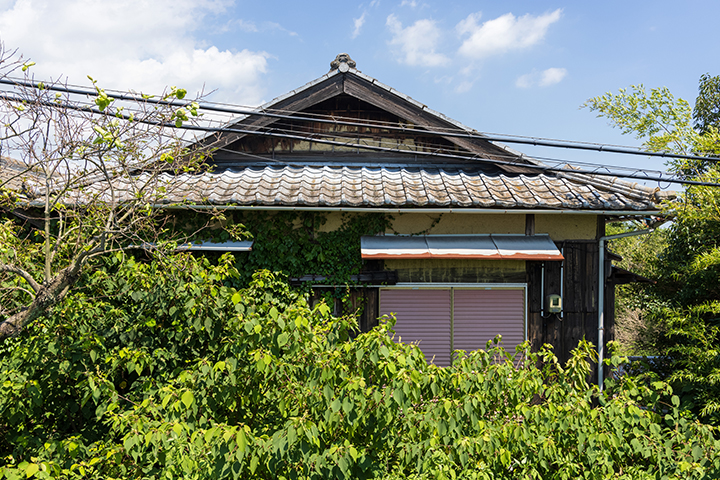 1. 船橋市にお住まいのD様が、「状態の悪い実家を特定空き家に指定される前に手放せた事例」