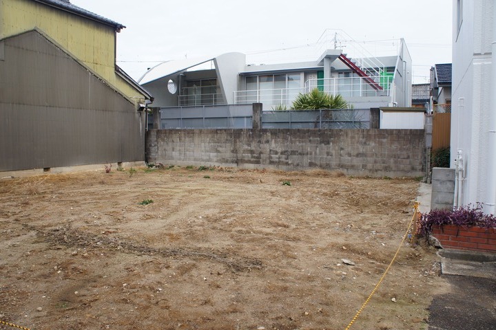 1. 千葉市にお住まいのA様が、「老朽化の進んだ実家を相続し、更地にして売却した事例」