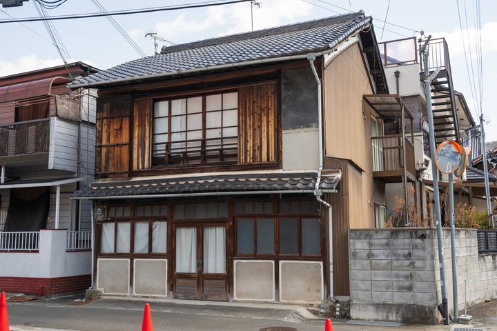 3. 船橋市にお住まいのT様が、「父の会社を継ぎ、相続税の納税資金のために実家を期限内に売却できた事例」相続した実家の外観